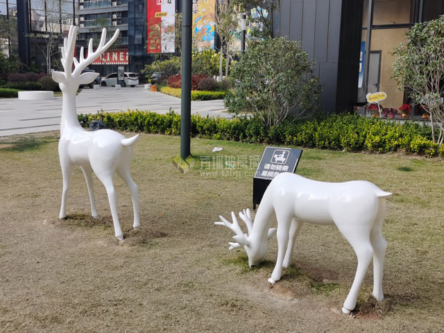 玻璃鋼鹿群組合雕塑提升東莞創新園區戶外景觀